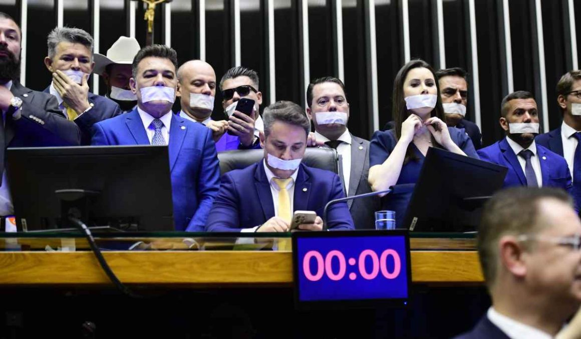 Parlamentares passam a noite no Congresso contra prisão de Bolsonaro