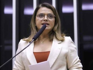 Yanomami denunciam monopólio de empresa aérea de deputada alvo da PF