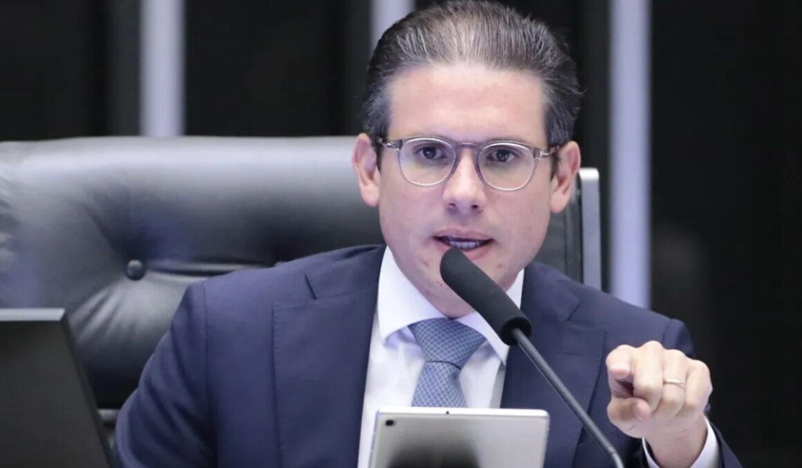 Motta oficializa perda de mandato de 7 deputados após decisão do STF sobre sobras eleitorais
