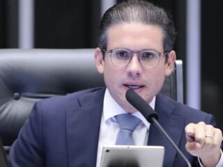 Motta oficializa perda de mandato de 7 deputados após decisão do STF sobre sobras eleitorais