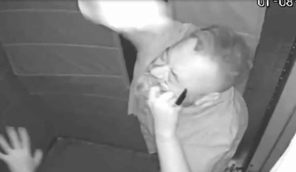 VÍDEO: Mulher é agredida pelo marido dentro de elevador em condomínio