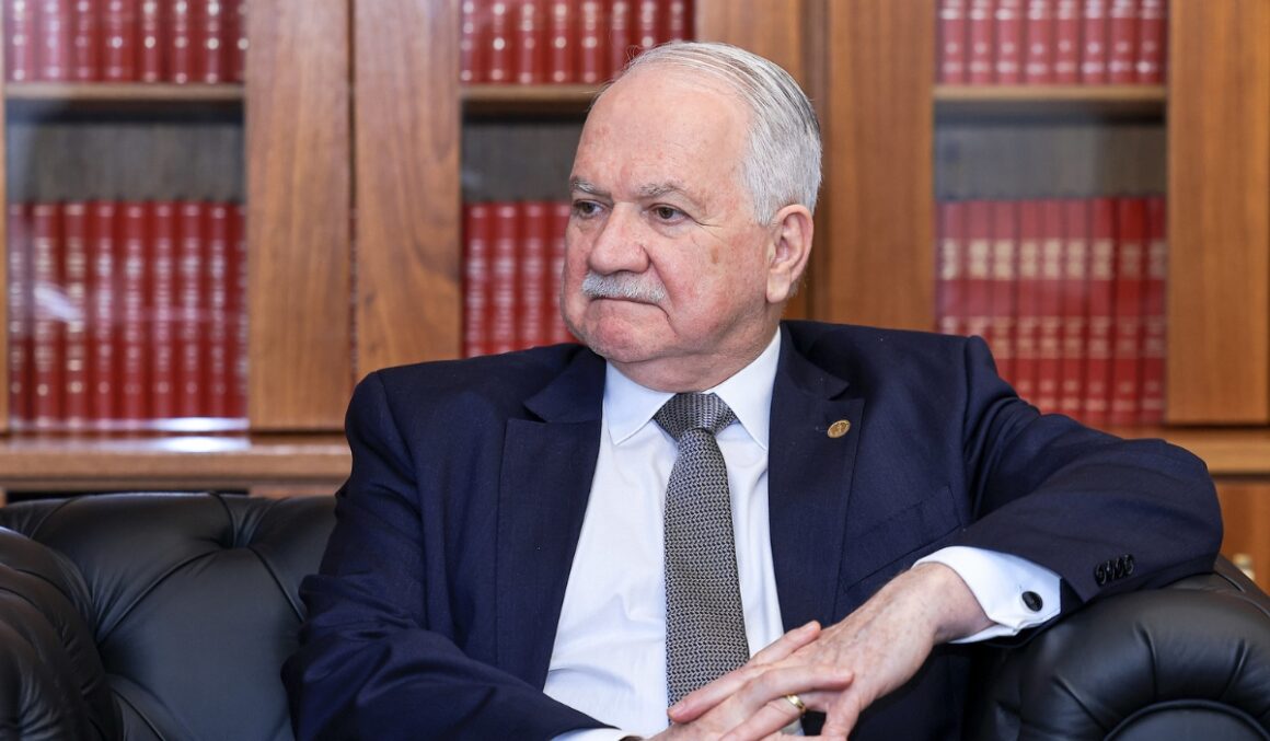 Fachin vota por justiça gratuita na CLT; Mendes pede vista e julgamento é suspenso