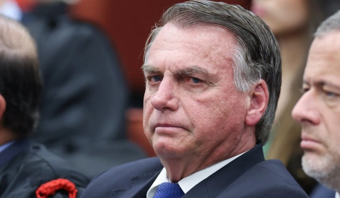 Alexandre de Moraes decreta prisão domiciliar de Jair Bolsonaro; PF apreende um celular do ex-presidente