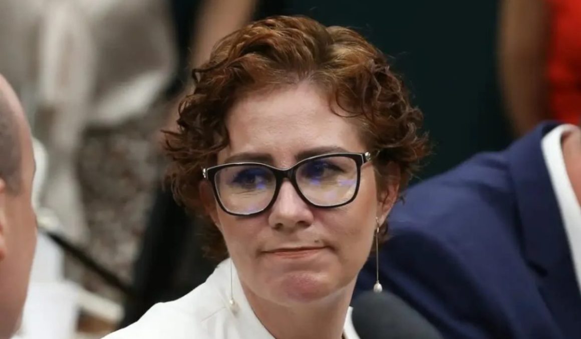 Justiça italiana concede acesso a medicamentos a Carla Zambelli, mantém sua prisão em Roma e marca nova audiência