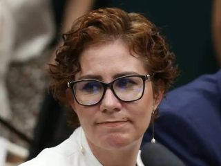 Justiça italiana concede acesso a medicamentos a Carla Zambelli, mantém sua prisão em Roma e marca nova audiência