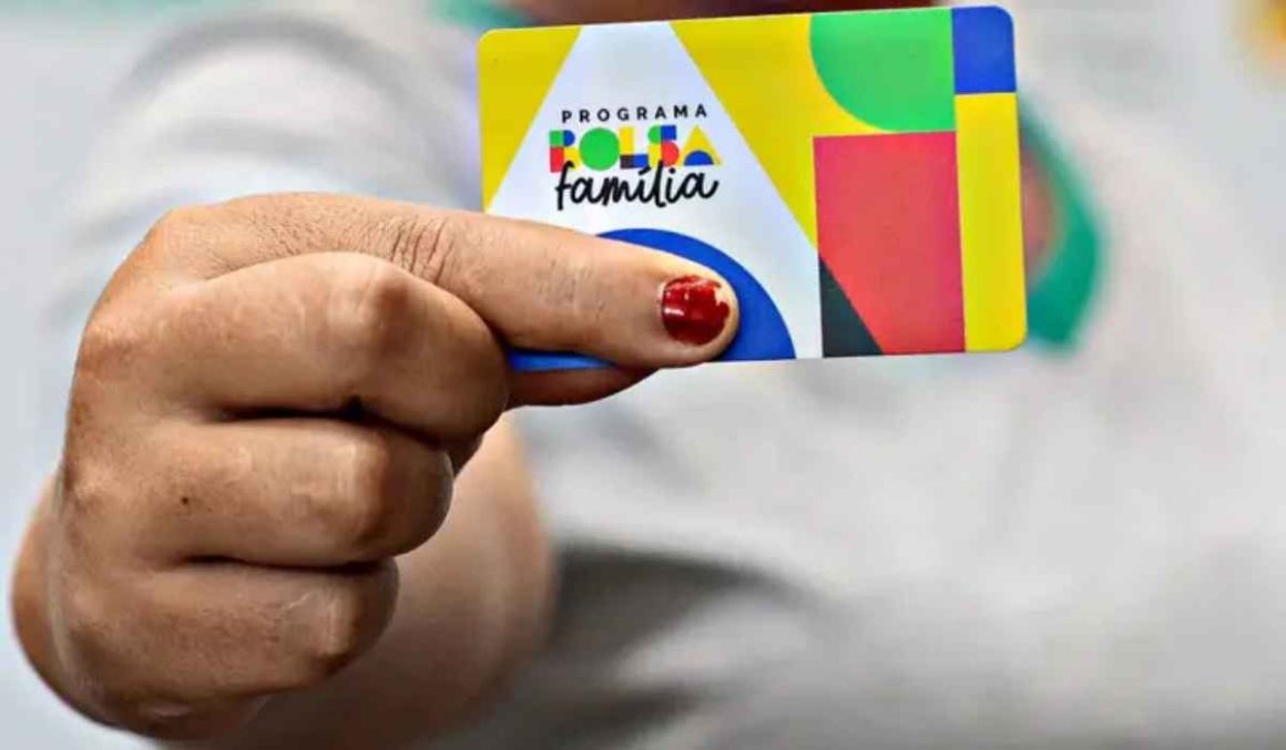 Bolsa Família reduz em até 55% mortes por aids entre mulheres em situação de vulnerabilidade, aponta estudo