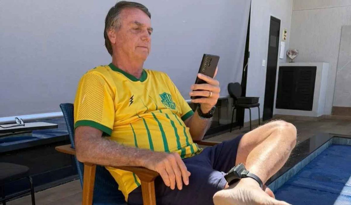 PF pede policiais dentro da casa de Bolsonaro para evitar fuga