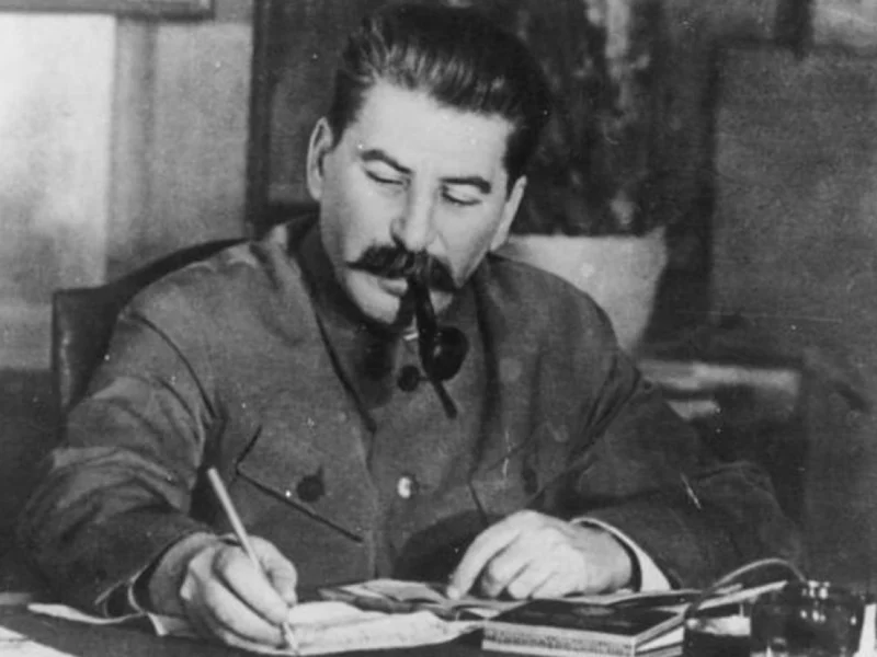 evolucionário comunista e político soviético de origem georgiana que governou a União Soviética de forma autoritária.