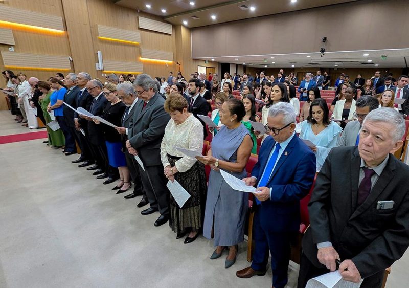 Desembargadores e desembargadoras, magistrados, magistradas, servidores, servidoras, convidados e familiares presentes durante celebração