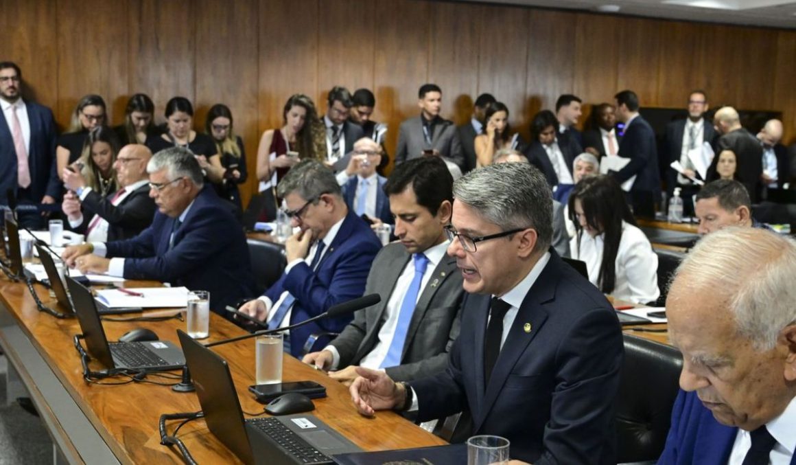 Por unanimidade CCJ do Senado rejeita PEC DA BLINDAGEM