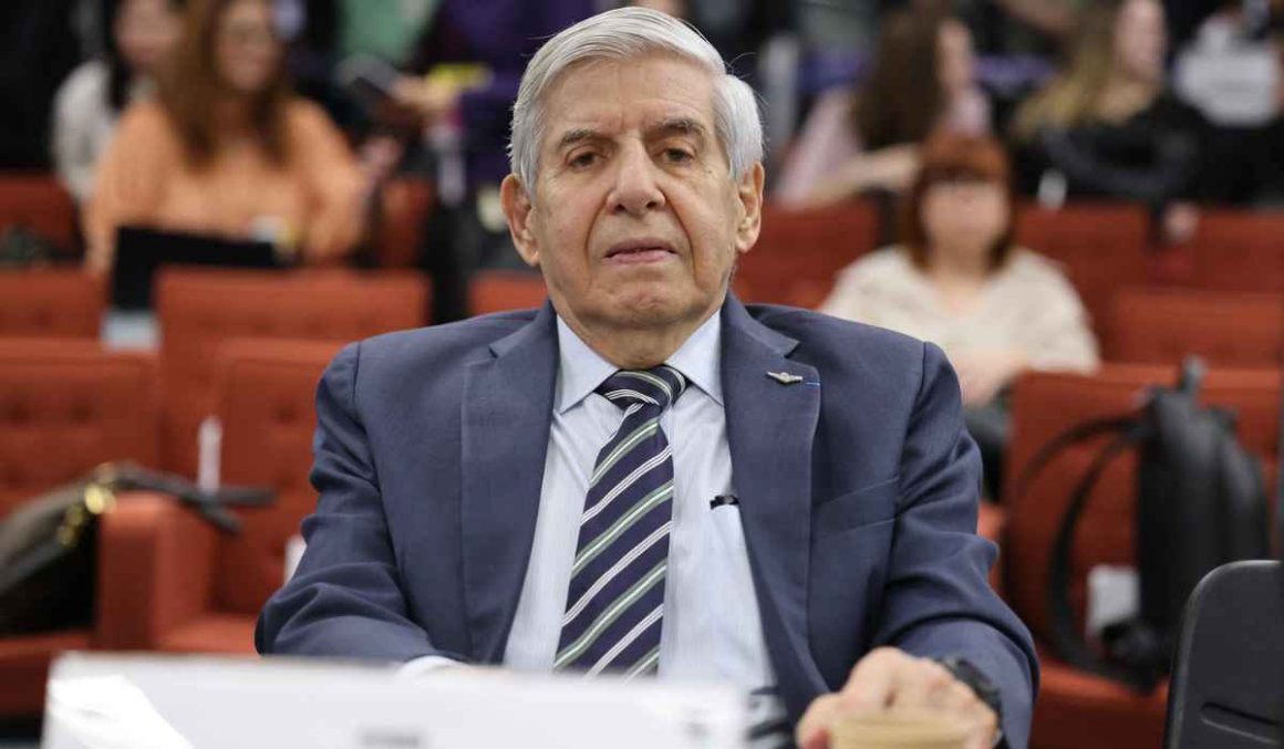 General Heleno estava afastado do governo e por isso não estaria envolvido na trama golpista, defende advogado