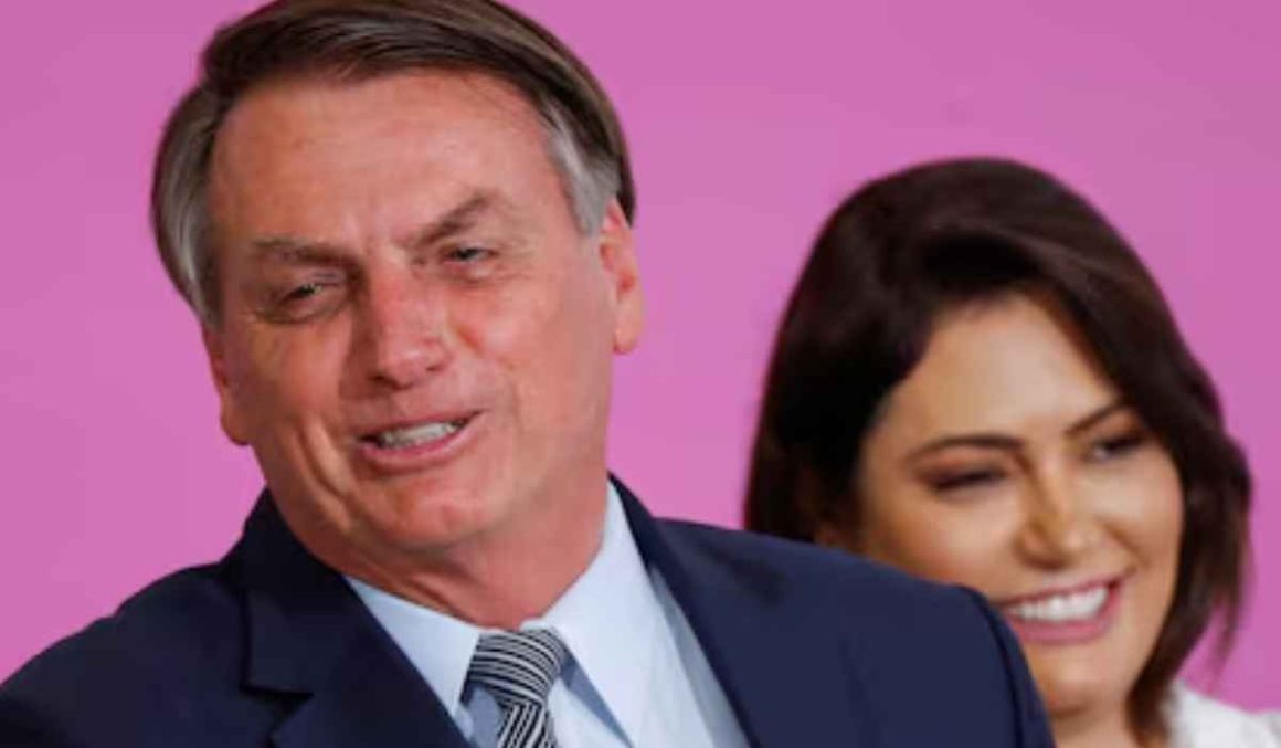 'Perseguidos, mas não abandonados', diz Michelle Bolsonaro em dia de julgamento
