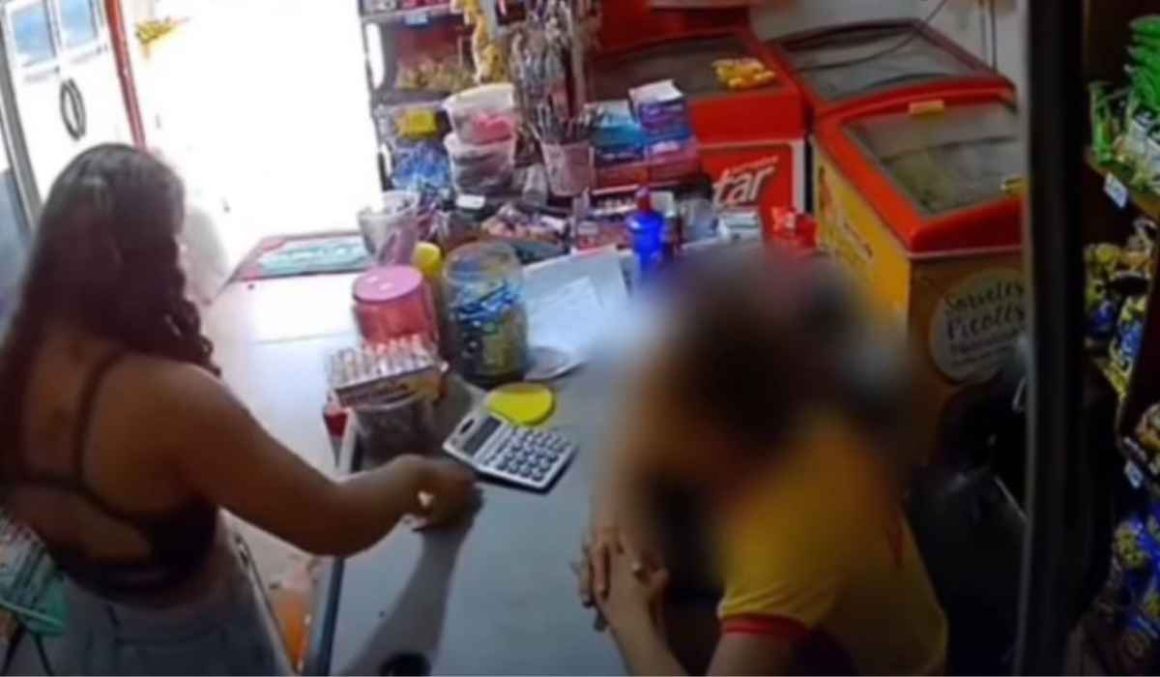 VÍDEO: Mulher dá chinelada na cara de atendente após filho comprar escondido