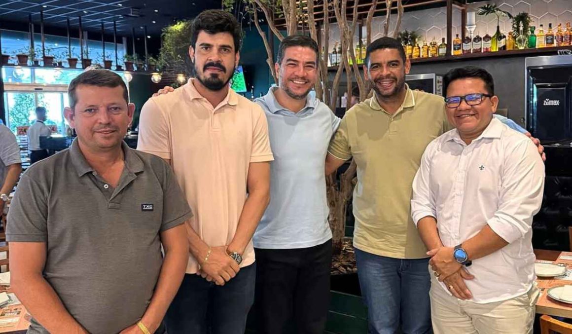 Deputado Ronie Silva reforça parcerias em encontro com prefeitos e liderança política