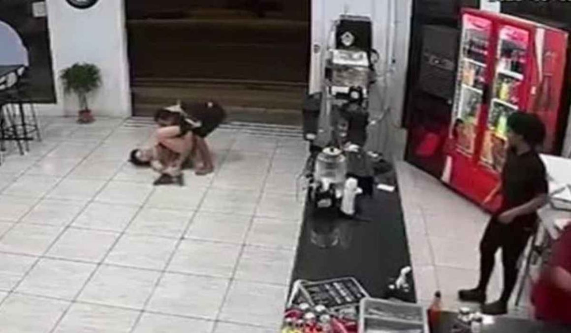 VÍDEO: Mulher domina assaltante com golpe de jiu-jítsu em restaurante