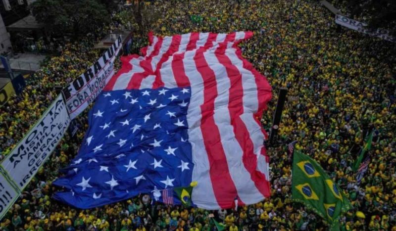 Ato bolsonarista em SP tem bandeira gigante dos Estados Unidos
