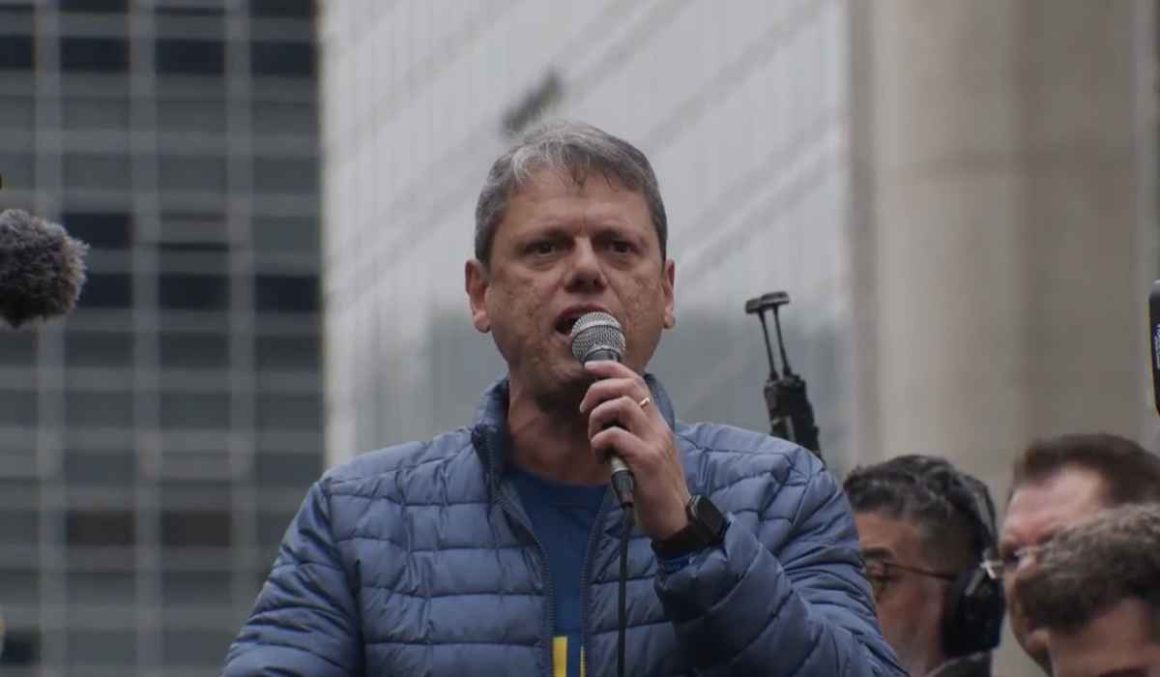 Na Paulista, Tarcísio condena "tirania" de Moraes e defende anistia