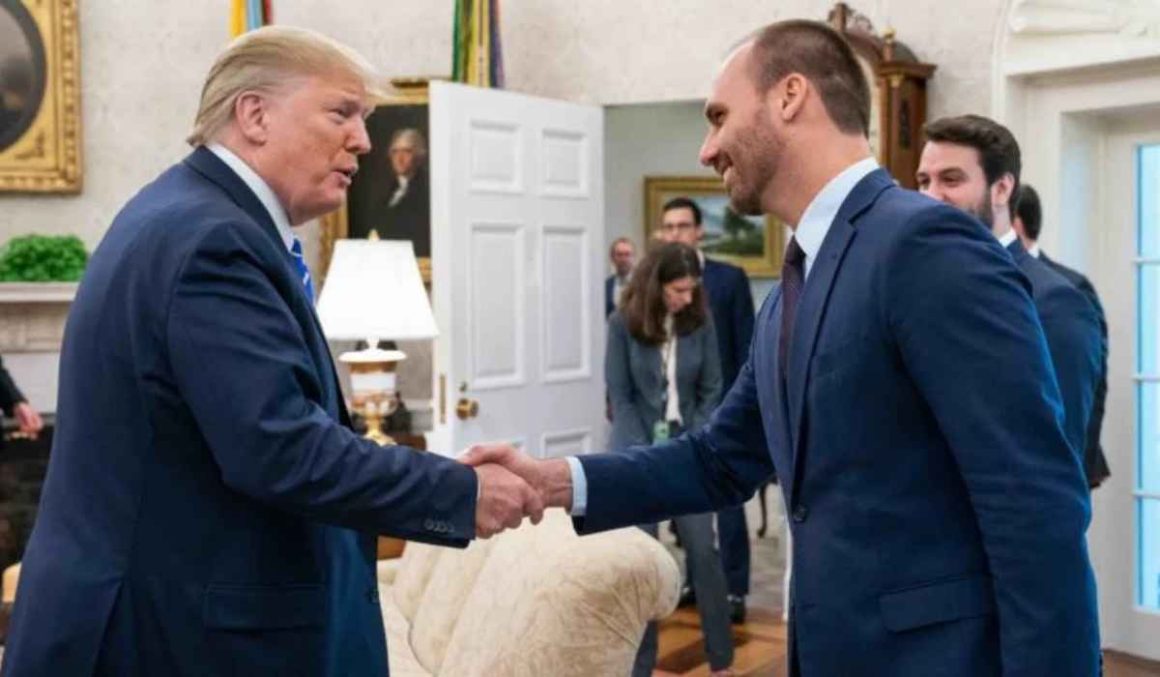 Eduardo Bolsonaro diz que bandeira dos EUA em ato em SP é agradecimento a Trump
