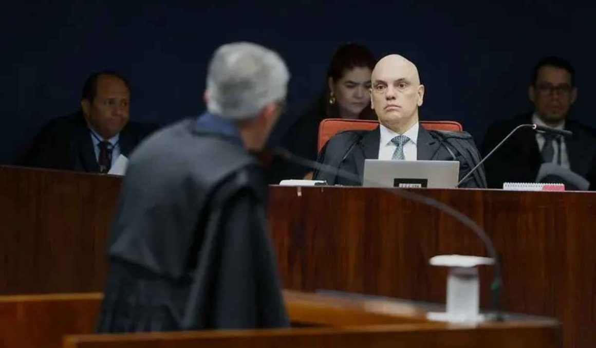 Julgamento de Bolsonaro é retomado no STF com voto de Moraes