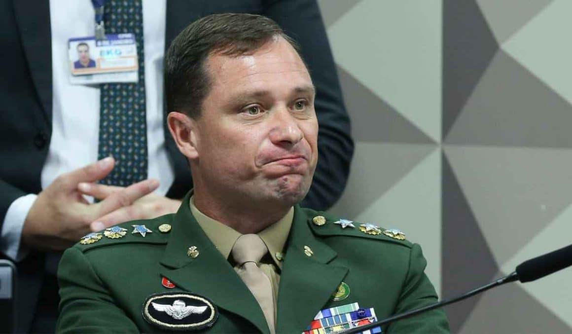 Após 14 h, Fux vota para condenar Mauro Cid por tentativa de abolição do Estado