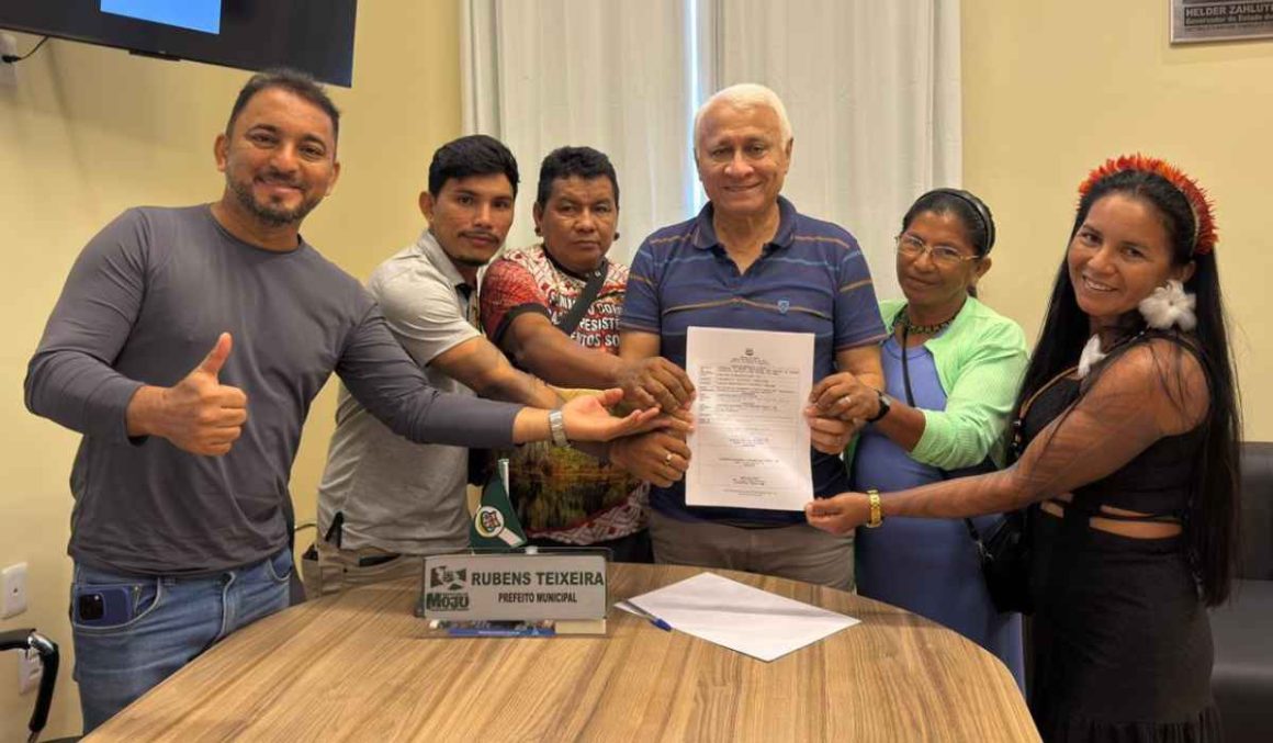 Prefeito Rubens Teixeira assina ordem de serviço para reforma de escola indígena e Casa dos Professores em Moju