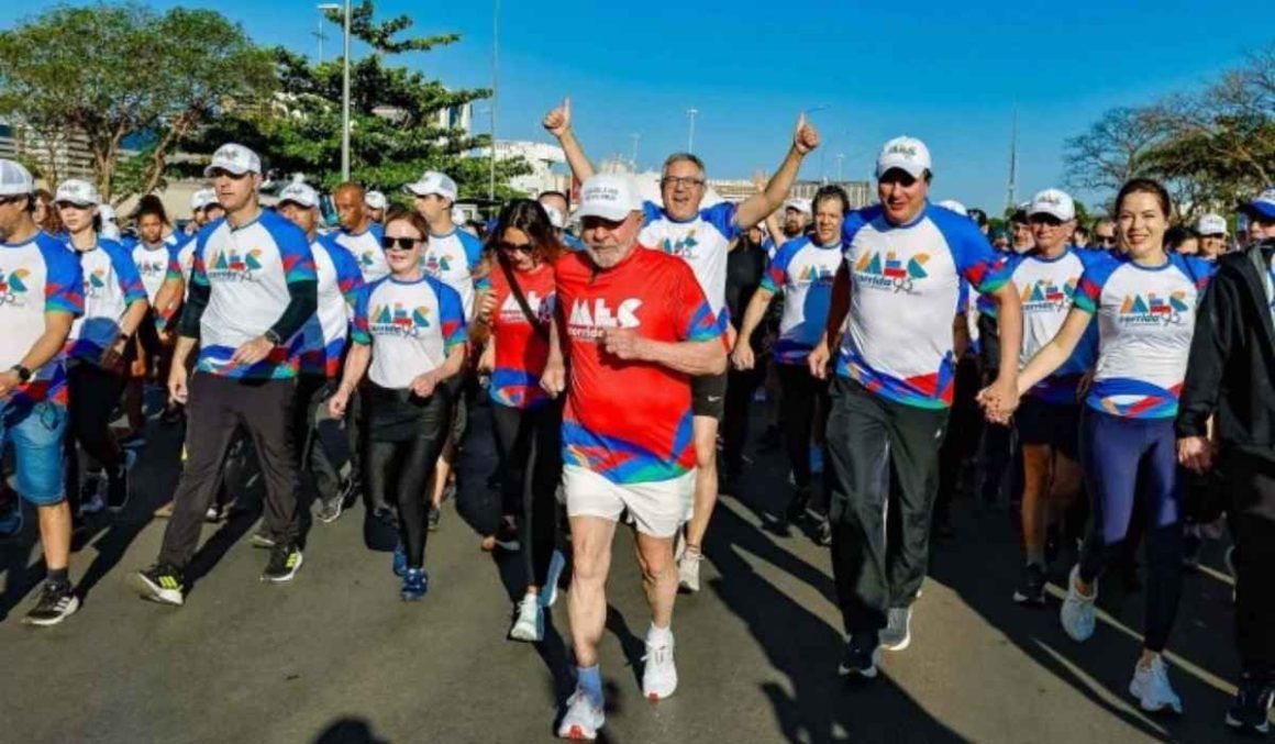 Após cumprir 3 km na corrida do MEC, Lula provoca: "Não tem motociata, tem caminhada"