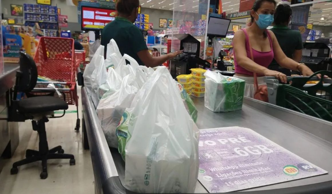 TJ-DF condena supermercado por revistar sacolas plásticas de cliente após pagamento