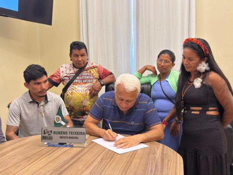 Prefeito Rubens Teixeira assina ordem de serviço para reforma de escola indígena e Casa dos Professores em Moju