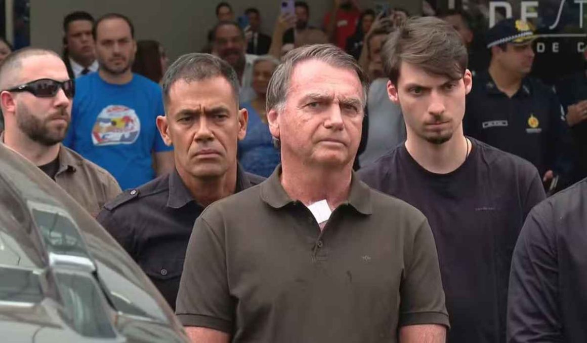 Bolsonaro passa noite internado após mal-estar em prisão domiciliar