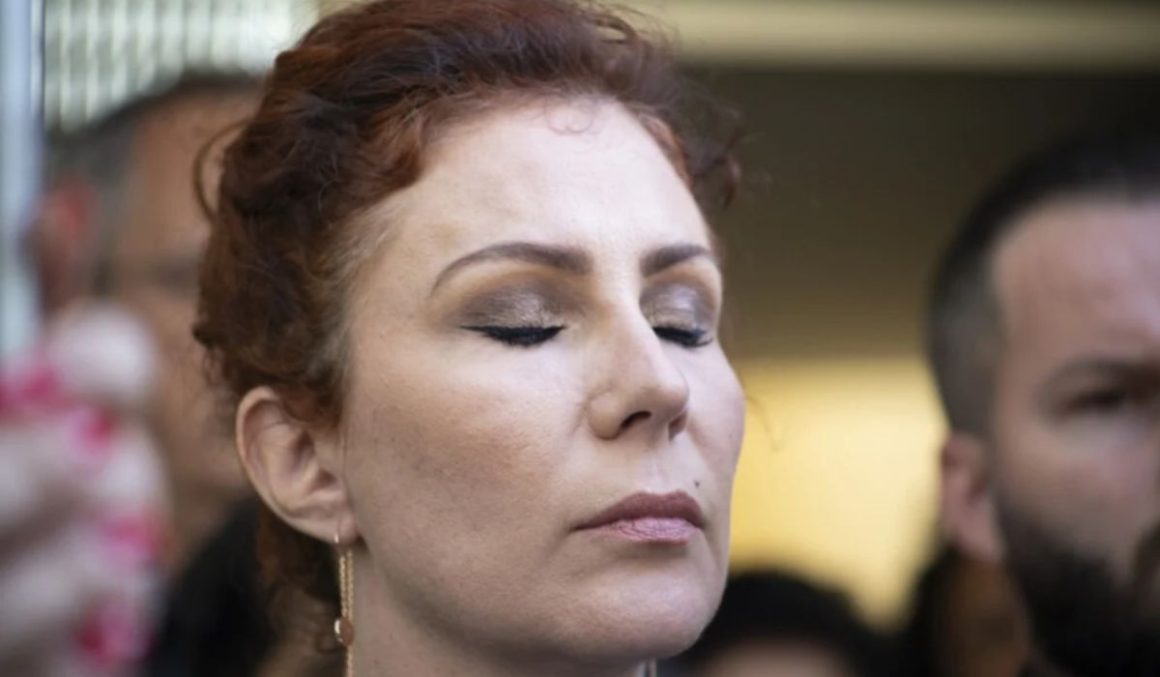 Carla Zambelli passa mal na Itália durante audiência sobre a sua extradição