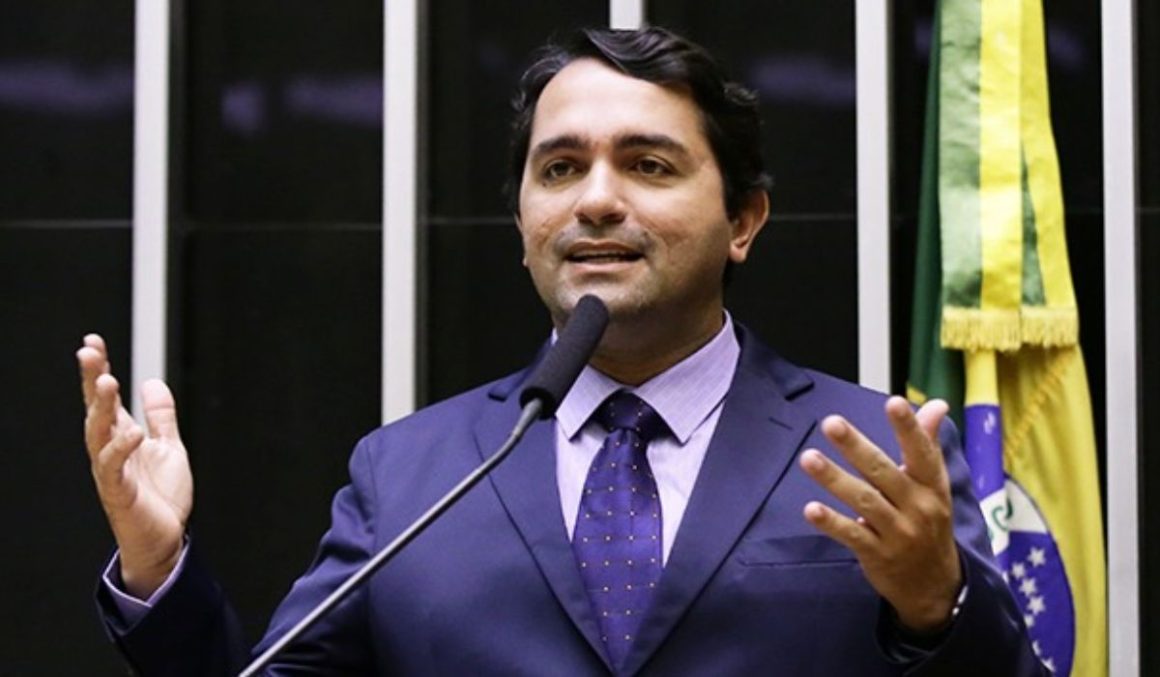 Deputado Júnior Lourenço (PL) emprega a sogra no gabinete com salário de R$ 3.200