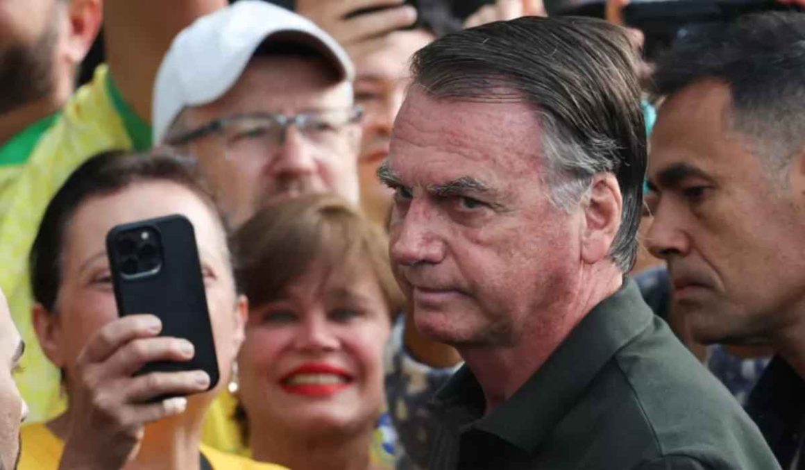 Jair Bolsonaro retirou câncer de pele, diz médico do ex-presidente