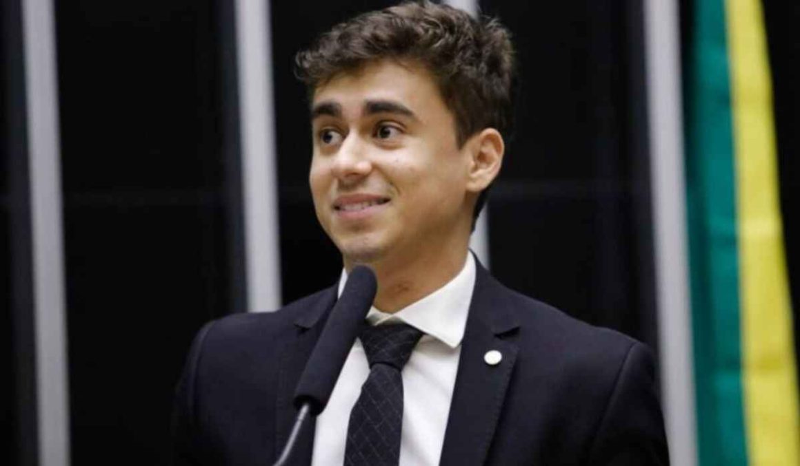 Nikolas Ferreira, em inglês, faz campanha para cancelar Netflix
