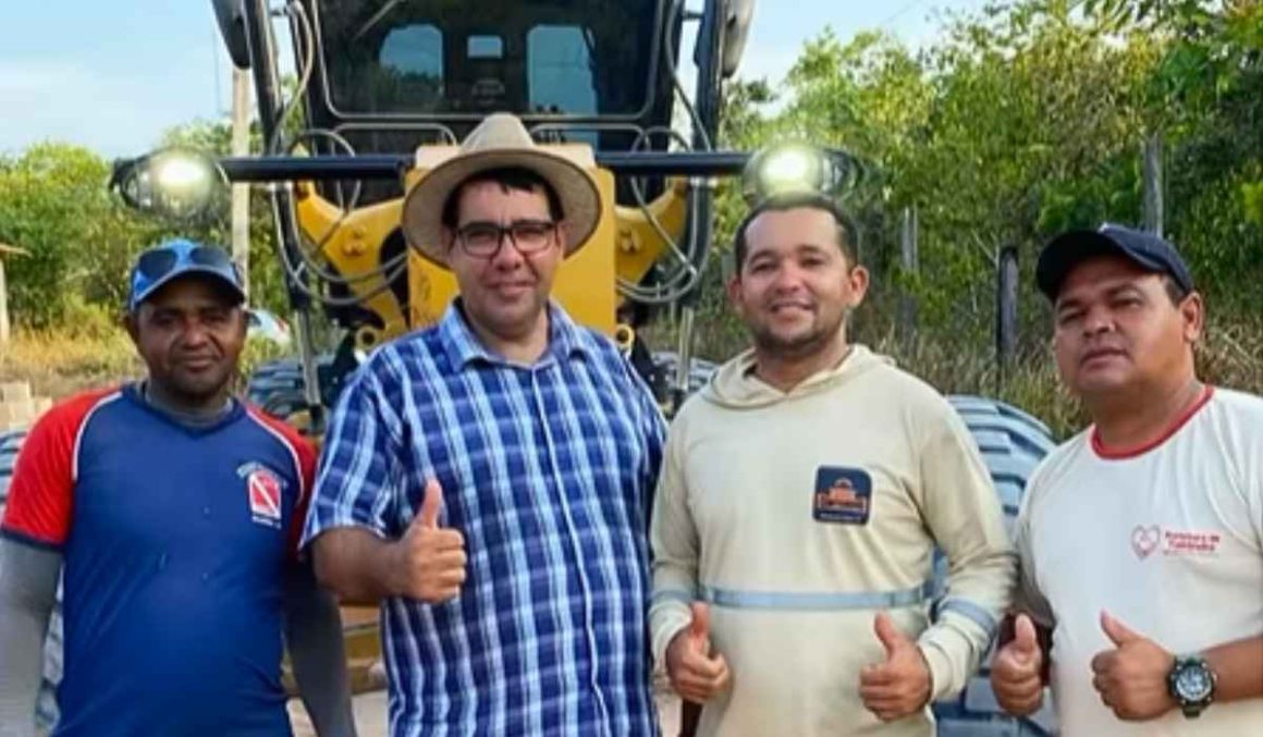 Vereador Miltinho Boiadeiro acompanha manutenção na Vicinal das Chácaras em Tailândia