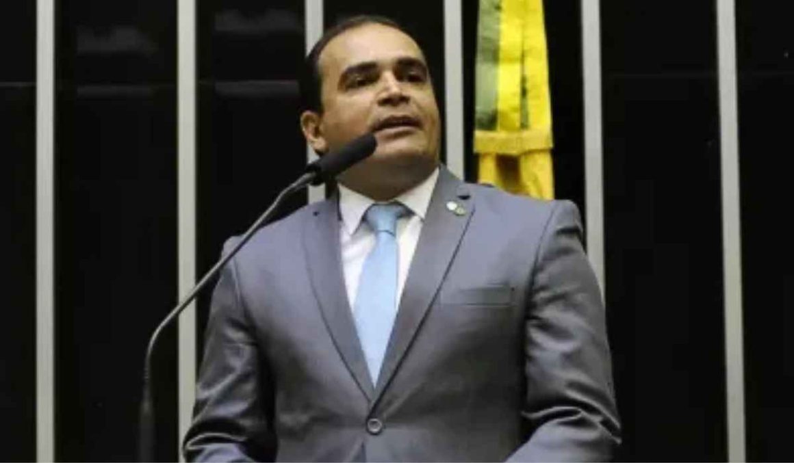 Relator pede arquivamento do processo de cassação de Eduardo Bolsonaro