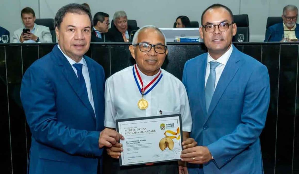 Lu Ogawa homenageia diácono José Maria Nery com Comenda do Mérito Nossa Senhora de Nazaré