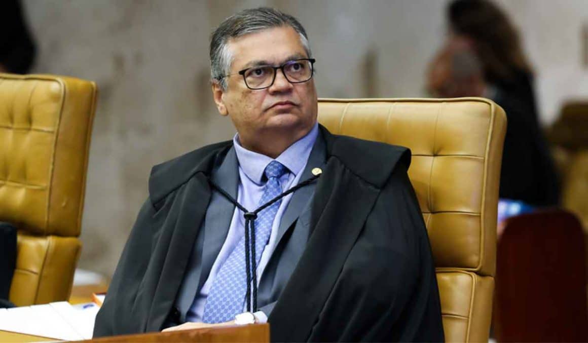 Dino vence ação contra hospital por morte de filho e doará dinheiro