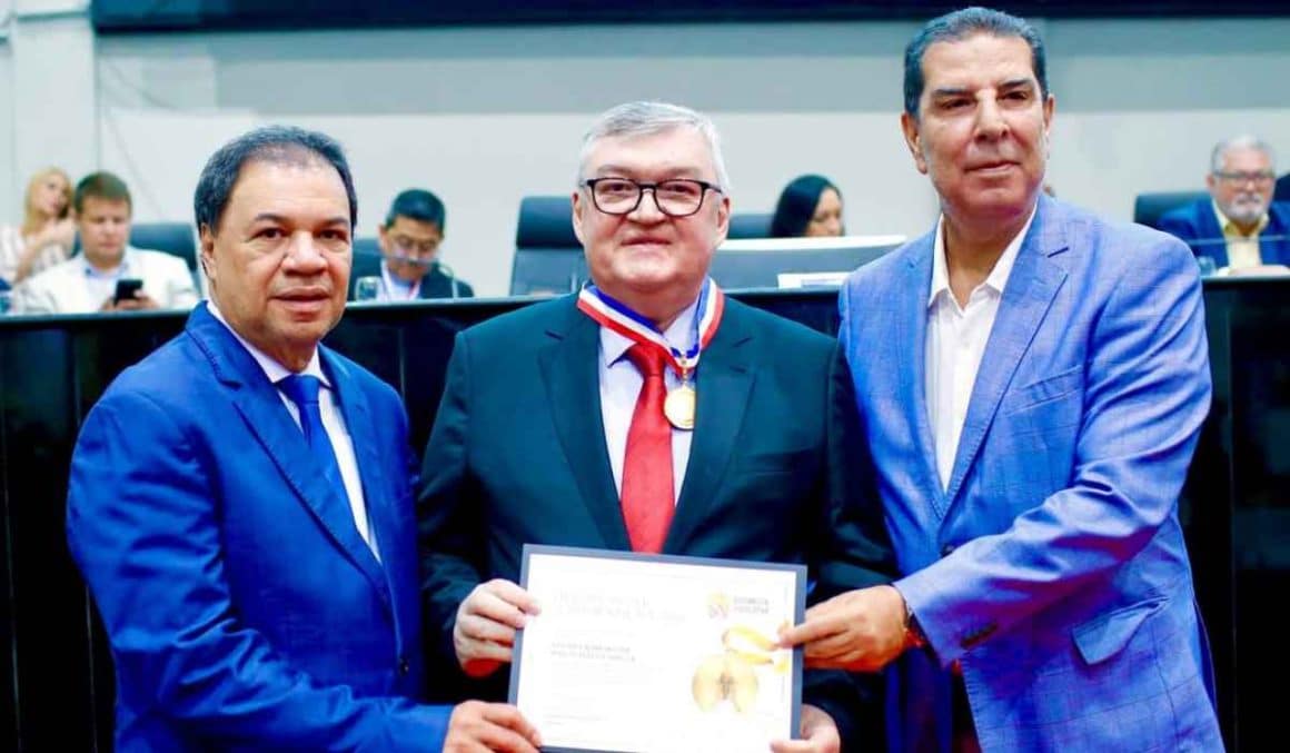 Zeca Pirão homenageia advogado Nelson Souza com Comenda do Mérito Nossa Senhora de Nazaré