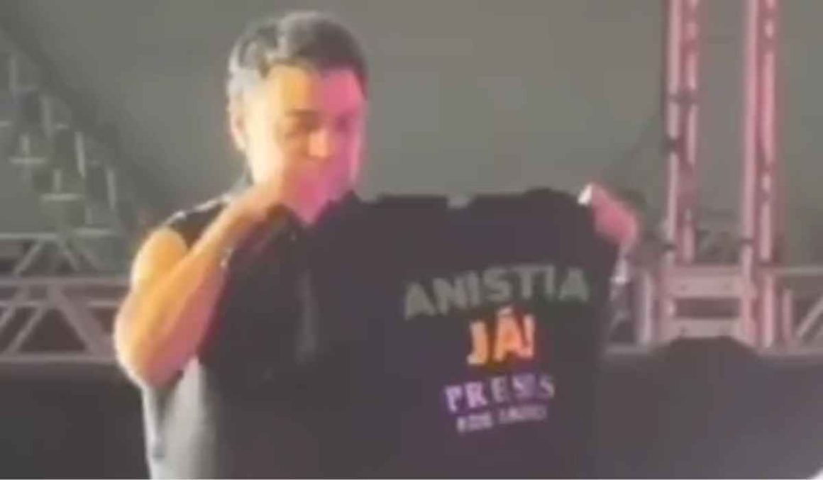 Zezé Di Camargo exibe camiseta em apoio a anistia durante show