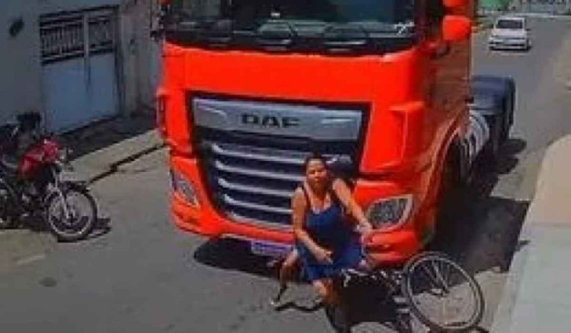 Imagens Fortes: Mãe é atropelada e morta por carreta enquanto levava o filho para a escola