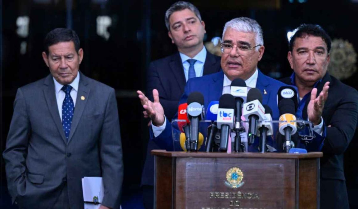 Senadores da oposição protocolam pedido de impeachment contra Flávio Dino