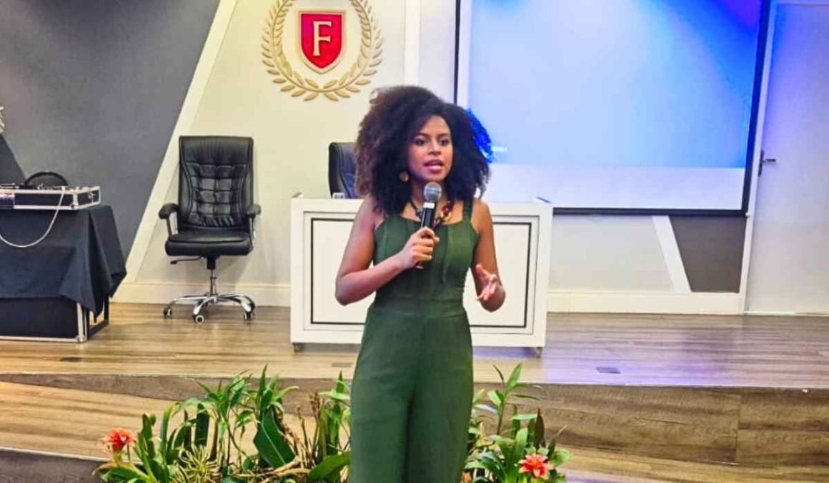 Professora Samara Tirza abordou o papel do Direito no enfrentamento ao racismo durante o I Congresso de Direito, Dignidade e Garantias