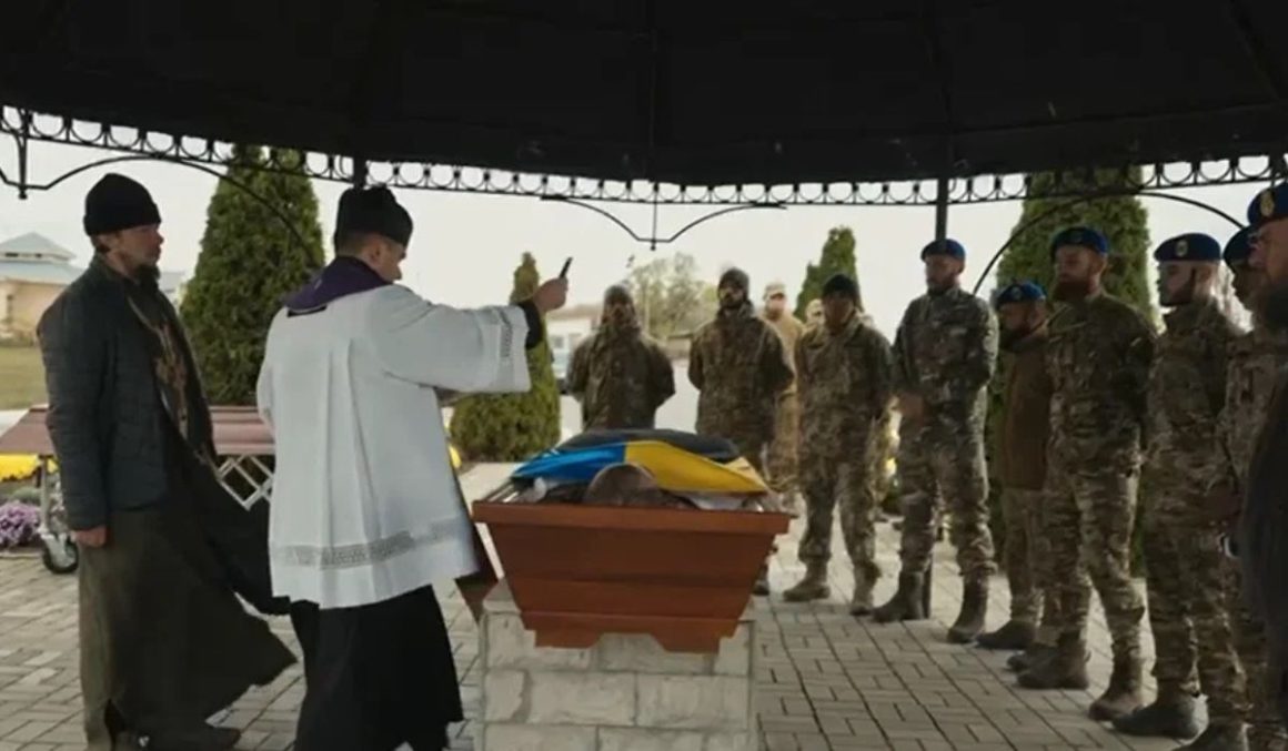 Brasileiro voluntário morto na guerra da Ucrânia é homenageado com honras militares em Kharkiv