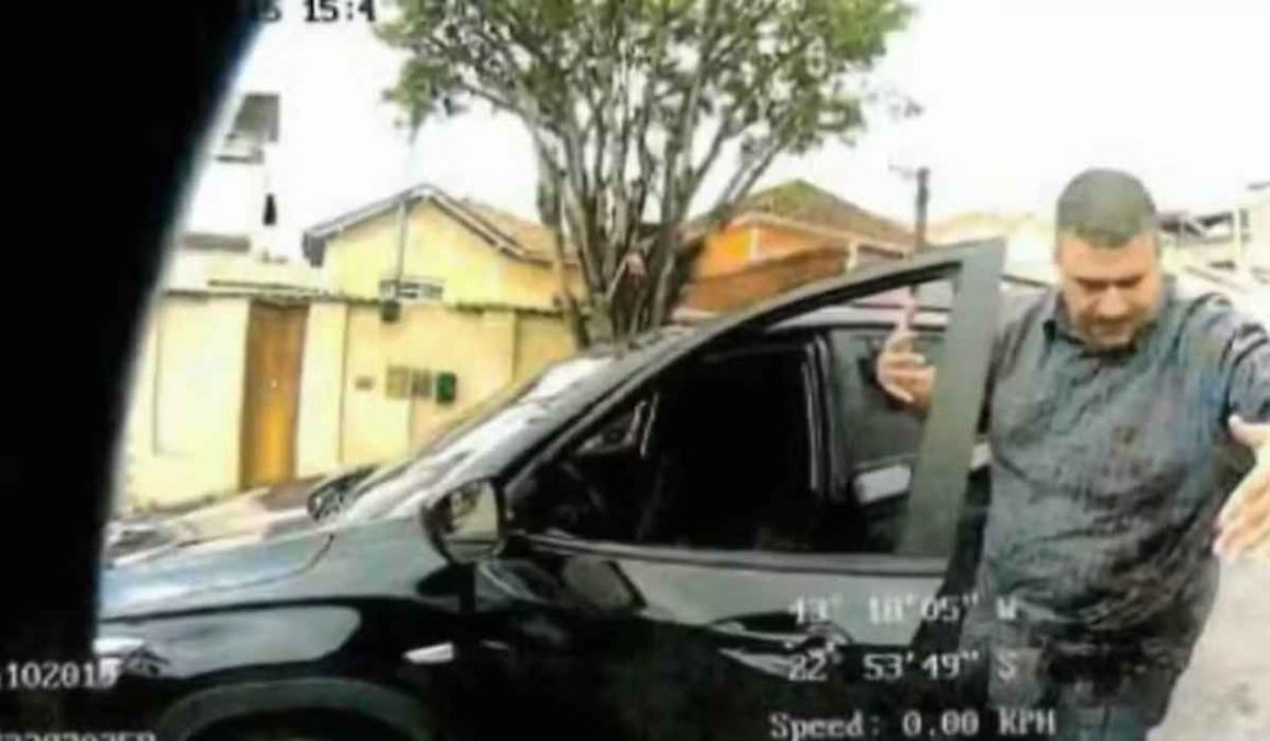 VÍDEO: diálogo mostra que PMs não tinham certeza sobre qual carro furou blitz antes de atirar 18 vezes em motorista