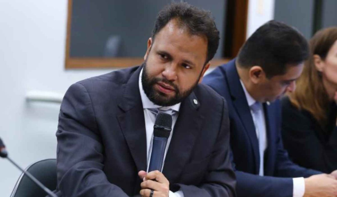 Henrique Vieira repreende Michele Bolsonaro "fé não é arma política"