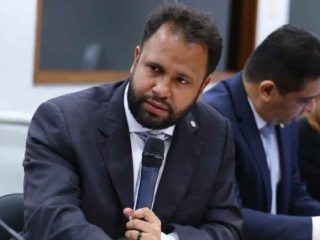 Henrique Vieira repreende Michele Bolsonaro "fé não é arma política"