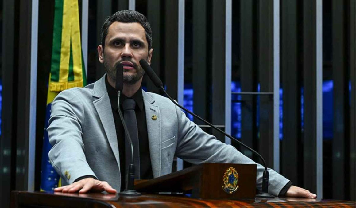 Cleitinho pede perdão 'para o querido ex-presidente Bolsonaro'