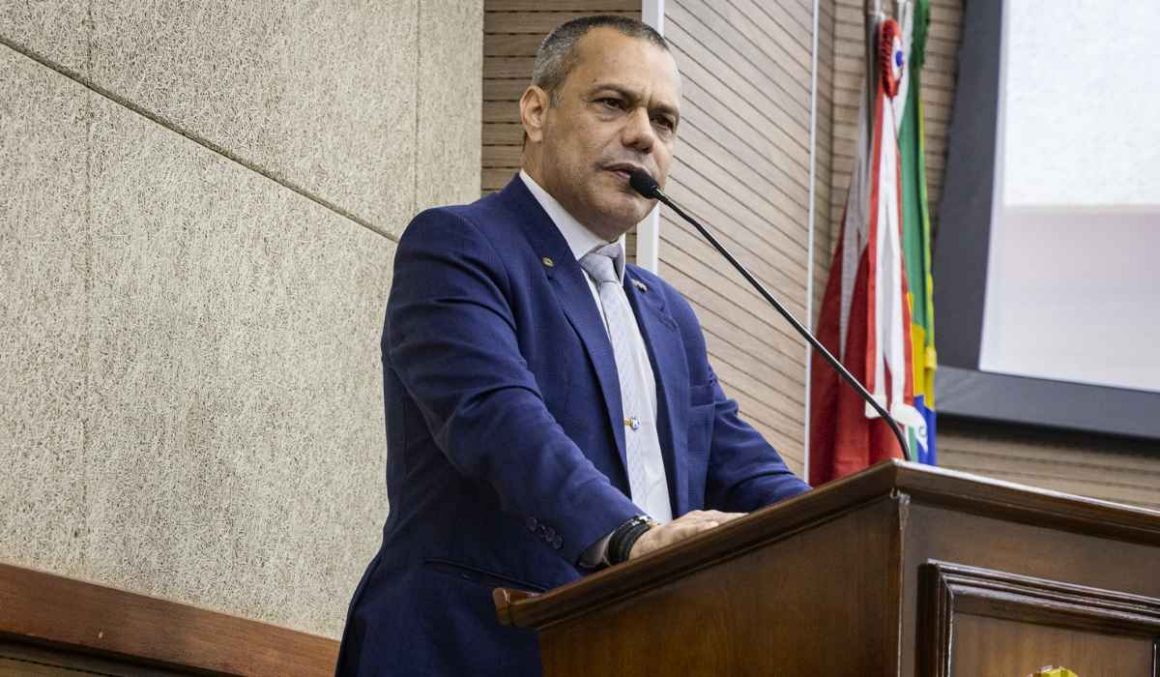 Deputado Coronel Neil homenageia policiais militares por atuação em Quatipuru