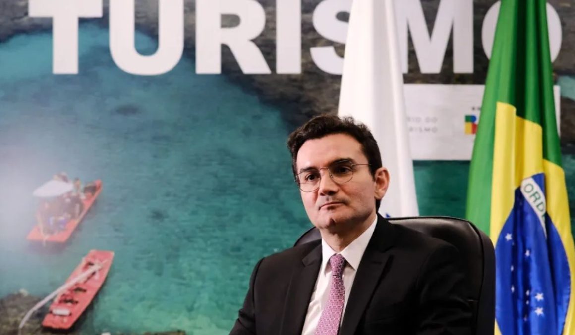 União Brasil abre processo de expulsão contra Celso Sabino após apoio a Lula
