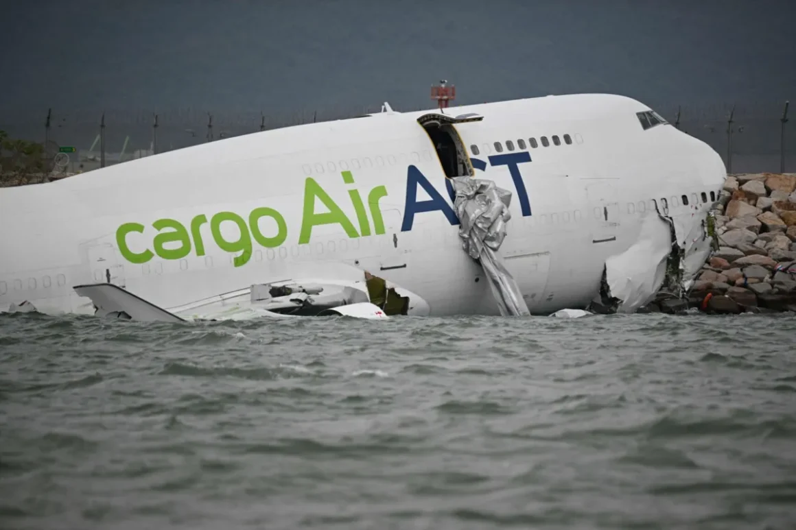 Avião de carga derrapa e causa morte de dois agentes no Aeroporto de Hong Kong